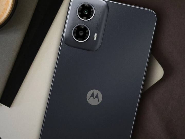 moto G34 5G में 5000 एमएएच की बैटरी 20 वॉट के चार्जिंग के साथ मिलेगी और ये स्मार्टफोन 12 5G बैंड्स को सपोर्ट करता है. मोटोरोला के इस फोन में आपको मोटो जेस्चर्स का भी फायदा मिलेगा.