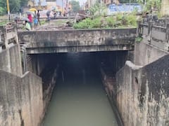 விழுப்புரம் ரயில்வே சுரங்கப்பாதையில் குளம்போல் தேங்கி நிற்கும் கழிவுநீருடன் கலந்த மழைநீர் - போக்குவரத்து துண்டிப்பு