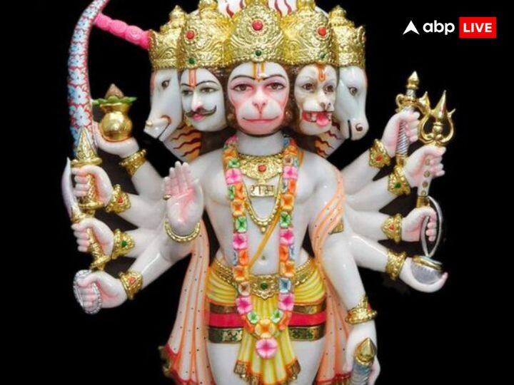 मंगलवार के दिन हनुमान जी को तुलसी के पत्तों की माला चढ़ानी चाहिए. तुलसी हनुमान जी को चढ़ाना बहुत शुभ माना गया है. तुलसी में लक्ष्मी जी का वास होता है. इसीलिए अगर आप मंगलवार के दिन हनुमान जी को तुलसी अर्पित करते हैं तो आपके जीवन में पैसे की तंगी नहीं होती.