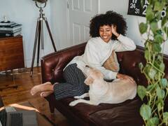 Pets in AC Rooms: पाळीव प्राण्यांसोबत एसी रूममध्ये झोपता? आधी हे जाणून घ्या