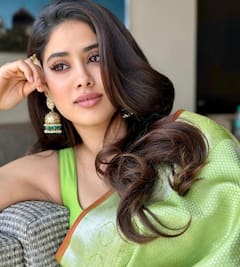 पोंगल पर खुद को देना है साउथ इंडियन लुक, तो रिक्रिएट करें जान्हवी कपूर की 7 ग्रेसफुल एंड स्टनिंग साड़ी स्टाइल