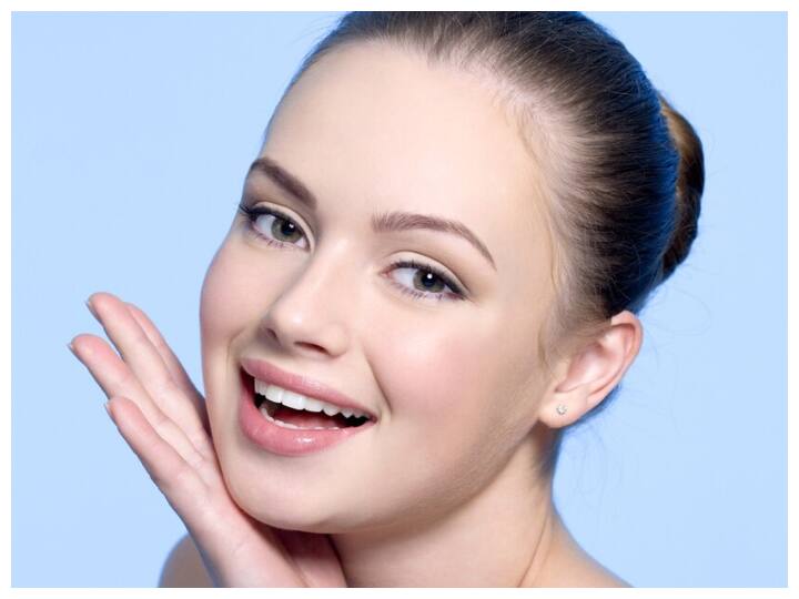 बाजार में तो ऐसे ढेरों महंगे प्रोडक्ट हैं जो ऐसा करने का दावा करते हैं, लेकिन क्या आप जानते हैं कि आप बिना किसी खर्च के घर पर खुद गोल्ड फेशियल तैयार कर सकते हैं. घर पर आसानी से उपलब्ध कुछ सामग्रियों से बना सकते हैं.