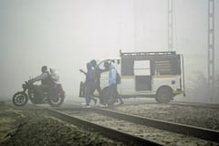 Weather Update: कोहरे का वार, सुस्त रफ्तार, देश में कैसे पड़ रही सर्दी की मार, देखें-तस्वीरें