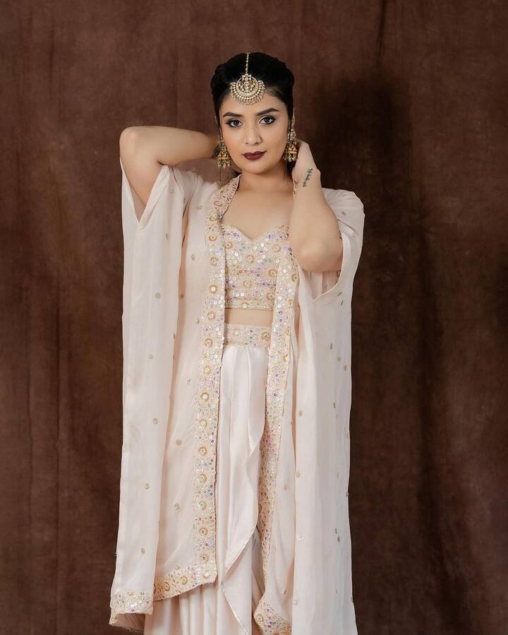 సూపర్ స్టన్నింగ్ లుక్స్​లో ఫోటోలకు ఫోజులిచ్చింది. వాటికి సంబంధించిన ఫోటోలను ఇన్​స్టా వేదికగా షేర్ చేసింది.
