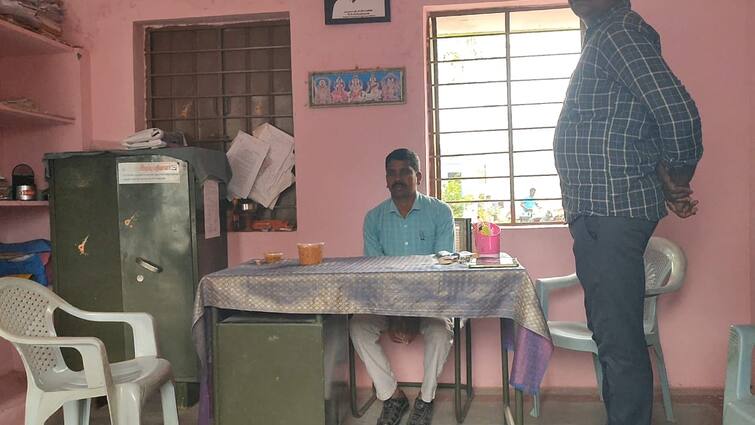 Dharmapuri Rs.20 thousand bribe to change patta VAO get caught red-handed - TNN தருமபுரி அருகே பட்டா மாற்றம் செய்ய ரூ.20 ஆயிரம் லஞ்சம் - விஏஓ கையும் களவுமாக சிக்கியது எப்படி?