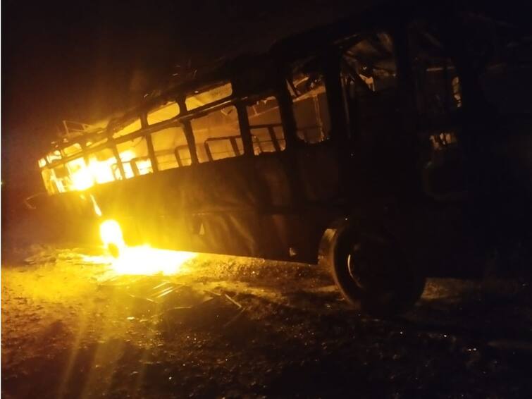 Latur Burning Bus in Umardara Unidentified Persons Set Fire to the Bus Driver and Conductor Escaped लातुरात बर्निंग बसचा थरार; उमरदरा गावात अज्ञातांनी मुक्कामाची बस पेटवली, वाहक आणि चालक थोडक्यात बचावले