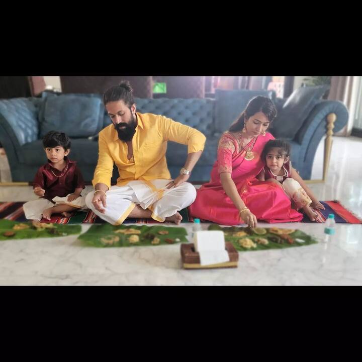 अक्सर एक्टर अपने लग्जरी होम की इनसाइड तस्वीरें फैंस के साथ शेयर करते रहते हैं. ये एक्टर का लिविंग रूम है. जहां ब्लू सोफे लगे हैं.