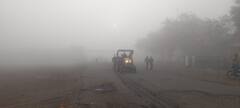 Nashik Nandgaon Fog : नांदगाववर दाट धुक्याची चादर, अवकाळीनंतर धुक्याने बळीराजा हवालदिल; पाहा Photos
