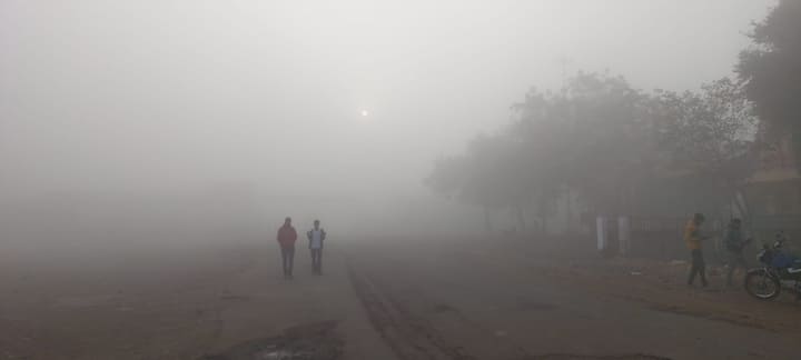 Nandgaon Fog : जिल्ह्यातील नांदगाव परिसरावर दाट धुक्याची चादर पसरली आहे. यामुळे पिकांवर रोगांचा प्रार्दुभाव वाढण्याची शक्यता वर्तवली जात आहे. अवकाळीनंतर धुक्याने बळीराजा हवालदिल झाल्याचे चित्र आहे.