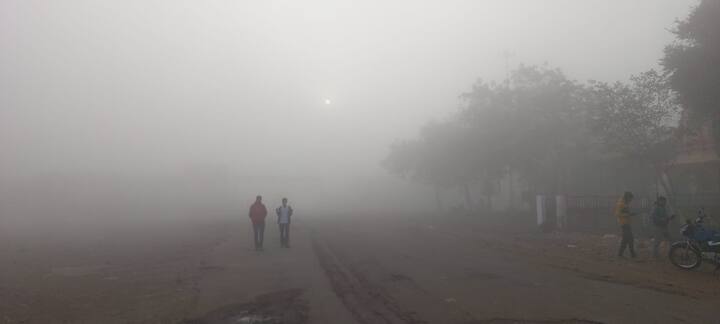 Nandgaon Fog : जिल्ह्यातील नांदगाव परिसरावर दाट धुक्याची चादर पसरली आहे. यामुळे पिकांवर रोगांचा प्रार्दुभाव वाढण्याची शक्यता वर्तवली जात आहे. अवकाळीनंतर धुक्याने बळीराजा हवालदिल झाल्याचे चित्र आहे.