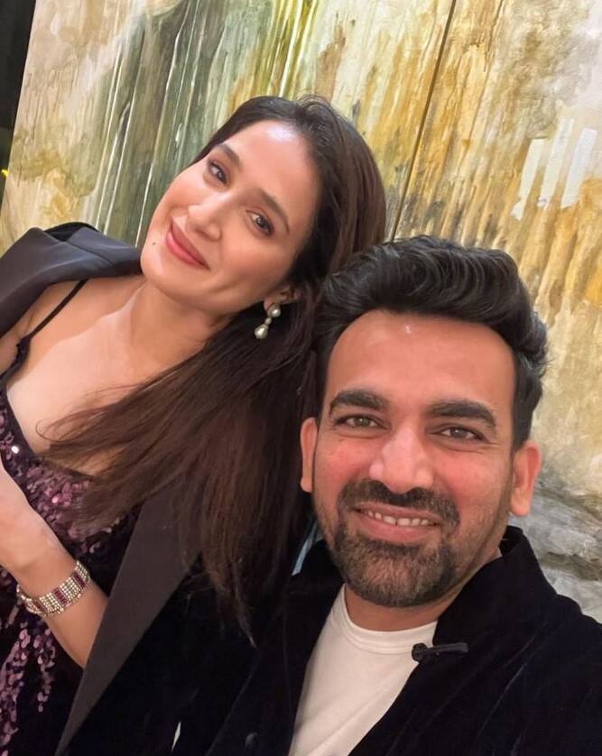 ફિલ્મી કરિયરની વાત કરીએ તો સાગરિકાએ ફિલ્મ 'ચક દે ઈન્ડિયા'થી ડેબ્યૂ કર્યું હતું. આ ફિલ્મ માટે તેણીને શ્રેષ્ઠ સપોટિંગ અભિનેત્રીનો સ્ક્રીન એવોર્ડ પણ મળ્યો હતો.