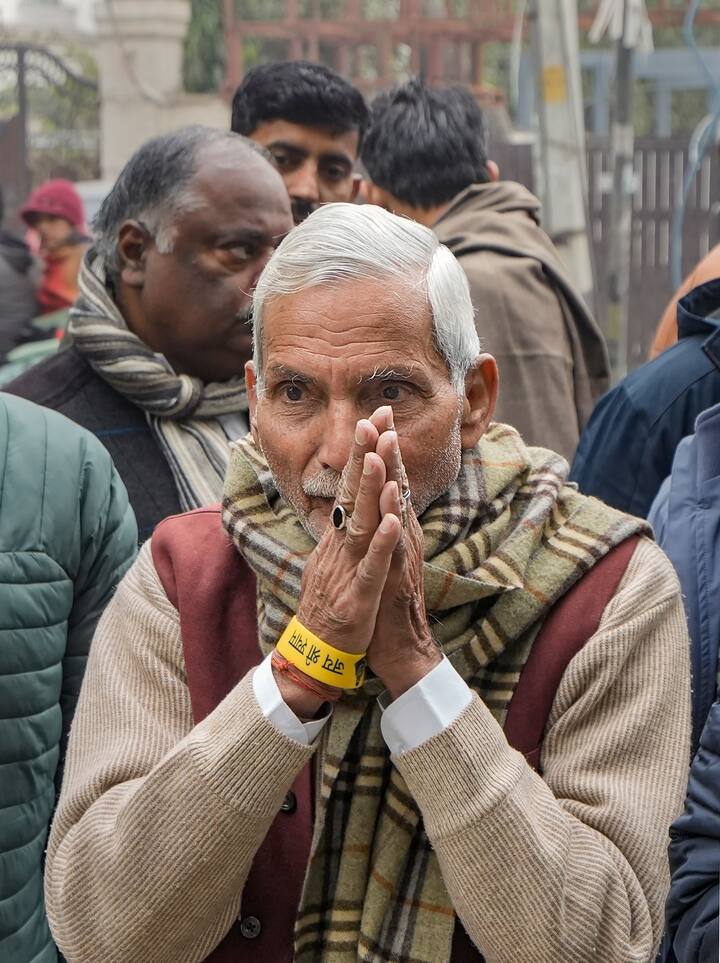 संजय सिंह के नामांकन दाखिल करने के समय उनके पिता दिनेश सिंह और पत्नी अनिता सिंह भी साथ थी.