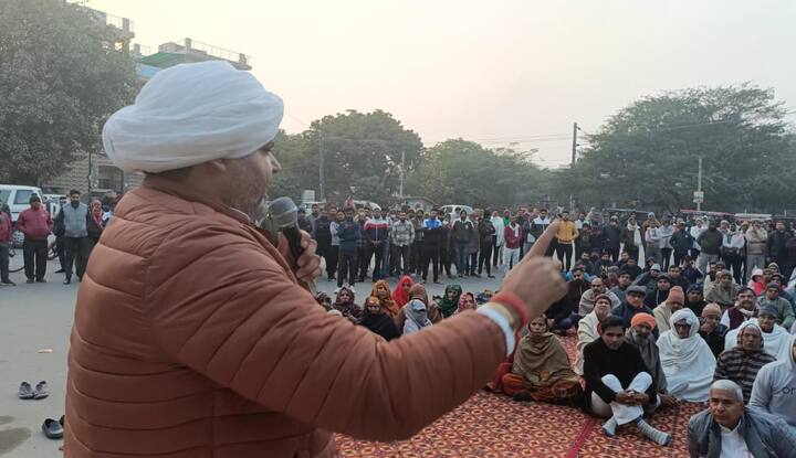 इस दौरान शाहबाद मोहम्मदपुर गांव में रेलवे फाटक से हो रही यातायात की परेशानियों को लेकर भी चर्चा की गई. सोलंकी ने कहा कि पिछले कई सालों से शाहबाद मोहम्मदपुर गांव में रेलवे फाटक से यातायात की बहुत परेशानी है. रेलवे फाटक पर कोई फ्लाईओवर या अंडर पास नहीं है, जिससे गांव वालों को बहुत परेशानी का सामना करना पड़ रहा है.