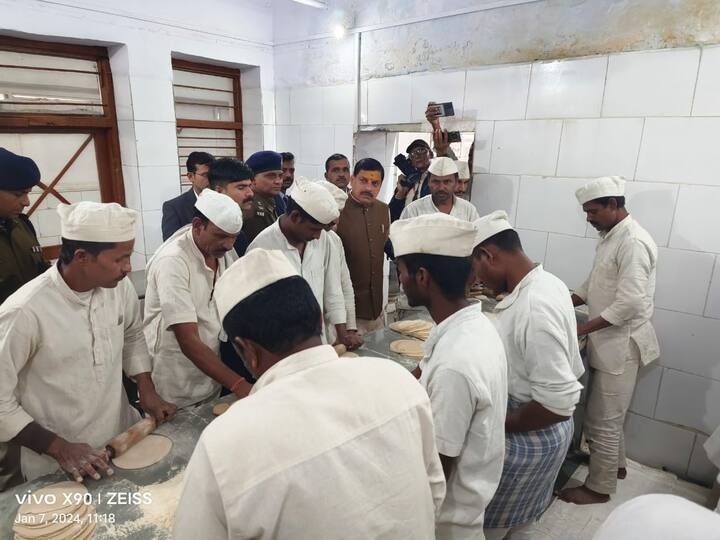 मध्य प्रदेश के मुख्यमंत्री डॉ मोहन यादव ने केंद्रीय जेल भैरवगढ का निरीक्षण करने के बाद जेल अधिकारियों को आवश्यक निर्देश जारी किए हैं. उन्होंने कहा है कि आर्थिक परेशानी की चलते कई बंदी ऐसे हैं जो मामूली धाराओं में जेल में सजा काट रहे हैं, जबकि कई आर्थिक रूप से सक्षम लोग ऐसे मामलों में जमानत ले लेते हैं. आर्थिक रूप से कमजोर कैदियों की सूची बनाने के लिए जेल प्रशासन को निर्देश मिल गए हैं.