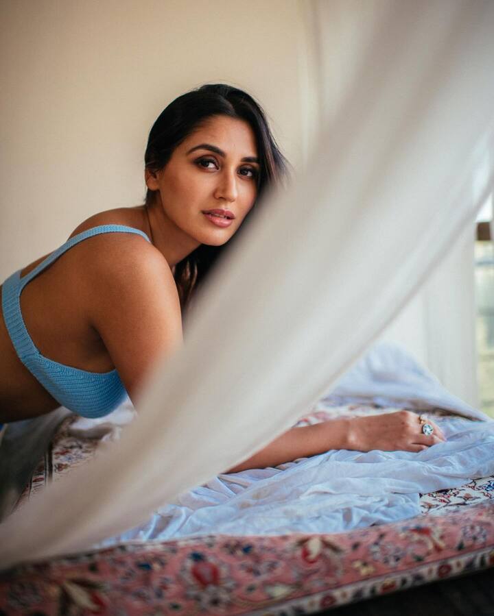 Nikita Dutta Photos: 'કબીર સિંહ' ફેમ નિકિતા દત્તા પોતાના બોલ્ડ લુકને કારણે હંમેશા ચર્ચામાં રહે છે. હવે તેણે ચાહકોને તેના લેટેસ્ટ લુકની ઝલક બતાવી છે.