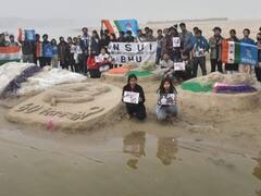 BHU गैंगरेप को लेकर NSUI का BJP पर निशाना, सैंड आर्ट बनाकर पूछा- गिरफ्तारी में क्यों लगे 60 दिन?