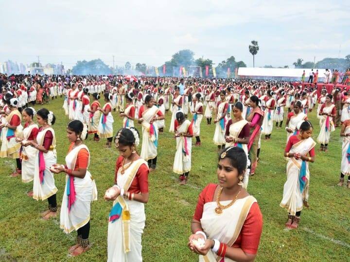 மாணவிகள் அனைவரும் ஒன்றாக இணைந்து நடனமாடி சாதனை படைத்துள்ளனர்.