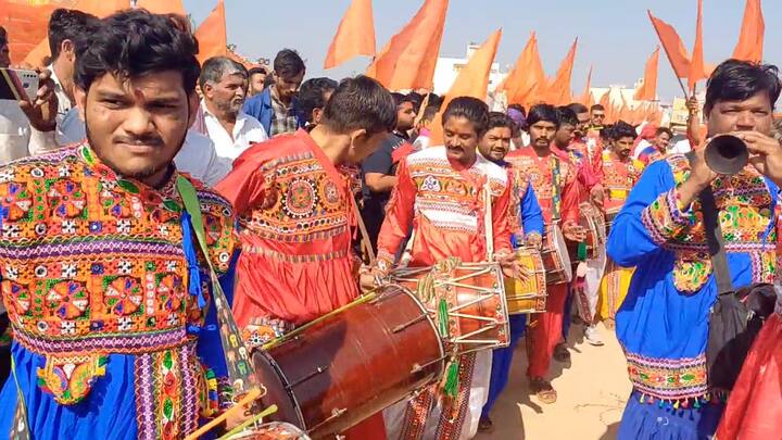 શોભાયાત્રામાં ગુલાબી રૂમાલ સાથે ચારણી પહેરવેશ ધારણ કરી ગોવાળીયા રાસ,,ચારણ કન્યા માતાજી સ્વરૂપ,યજમાનો એક જ પરિવેશમાં જોવા મળ્યા હતા.