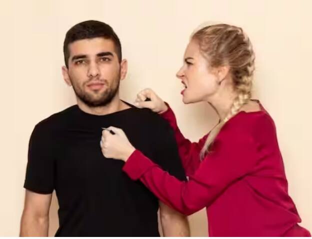 ਜਦੋਂ ਤੁਹਾਡਾ ਪਾਰਟਨਰ ਤੁਹਾਡੇ ਤੋਂ ਕੁਝ ਲੁਕਾਉਣ ਲੱਗੇ ਤਾਂ ਸਮਝ ਲਓ ਕਿ ਹੁਣ ਤੁਹਾਨੂੰ ਆਪਣੇ ਰਿਸ਼ਤੇ ਵਿੱਚ ਸਾਵਧਾਨ ਰਹਿਣ ਦੀ ਲੋੜ ਹੈ।