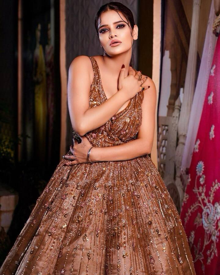 दरअसल हम बात कर रहे हैं बिग बॉस के सीजन 16 में नजर आने वाली अर्चना गौतम की. जिन्होंने घर में अपनी चुलबुले अंदाज से दर्शकों का खूब दिल जीता था. भले ही अर्चना शो को ना जीत पाई हो लेकिन इसने उनकी लाइफ को पूरी तरह से बदलकर रख दिया है. आज उन्हें इंडस्ट्री में काफी काम मिल रहा है.