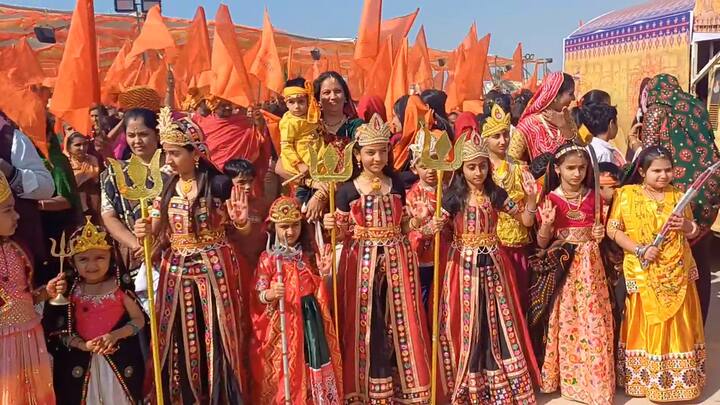 શોભાયાત્રામાં જેમાંબારાડી, કચ્છ, રાજસ્થાન સહિત વિસ્તારોમાંથી ચારણો જોડાયા હતા.