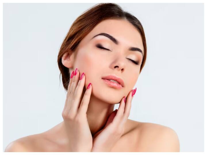 किसे एक खूबसूरत, हेल्दी और ग्लोइंग स्किन नहीं चाहिए? हम सभी चाहते हैं कि हमारी स्किन कसैली-मुलायम, चमकदार और बेदाग-धब्बे न रहे.