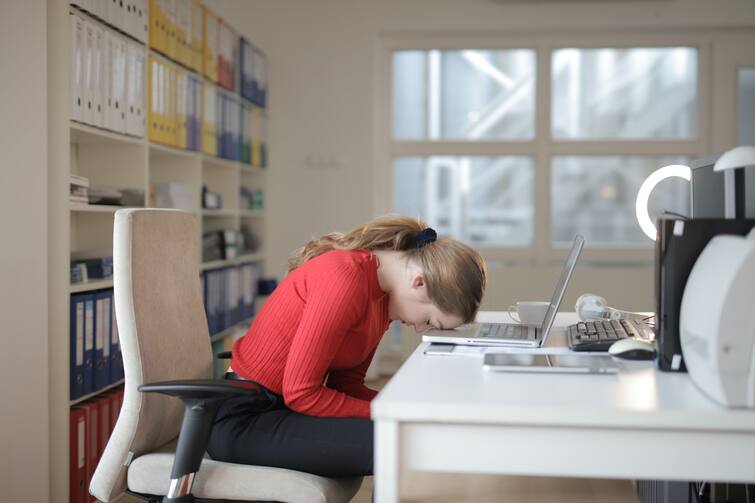problems arises due to sleeping problem here is the list you should check Sleeping Problems: দীর্ঘদিন রাতে ঠিকভাবে ঘুম হচ্ছে না? কী কী সমস্যা দেখা দিতে পারে আপনার শরীরে?