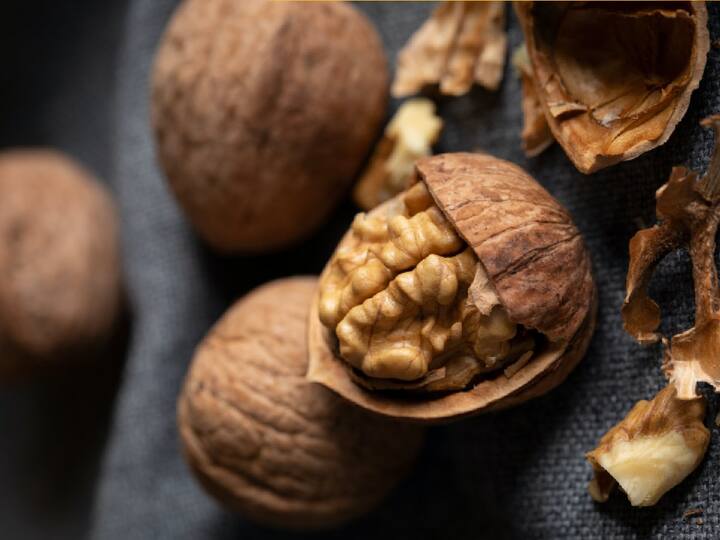 Walnuts : अक्रोड हे प्रथिने आणि फायबरचा चांगला स्रोत आहेत, जे शरीर निरोगी राखण्यास मदत करतात. पुढे काही पद्धती दिल्या आहेत ज्यांच्या मदतीने तुम्ही अक्रोड चा आहारात समावेश करू शकता.