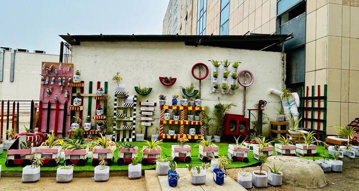 रुग्णालयात येणाऱ्यांकडून मोकळ्या जागेत कचरा टाकण्यात येत होता. या सर्वांवर पर्याय म्हणून व कचऱ्यातून सौंदर्य फुलवणे शक्य असल्याचा संदेश नागरिकांना देण्यासाठी डॉ. श्रीगिरीवार यांनी वरील उपक्रम हाती घेतला.