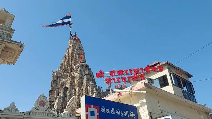 ચારણ કુલગુરુ ભાગવતાચાર્ય શાસ્ત્રી કશ્યપ જોશી ની આગેવાનીમાં સમસ્ત ચારણ સમાજ દ્વારા વિવિધ ઝાંખીઓ સાથે વાજતે ગાજતે દ્વારકાધીશ ની શોભાયાત્રા નીકળી હતી.