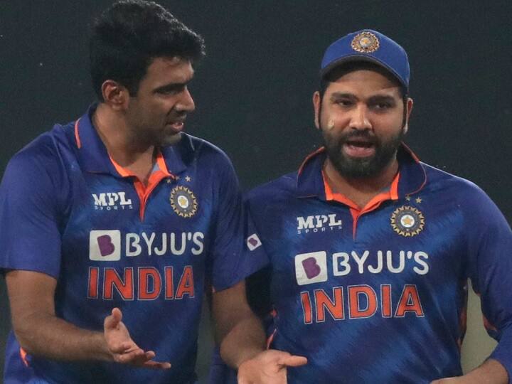 भारतीय स्पिन ऑलराउंडर आर अश्विन वैसे तो अभी भी गेंद और बल्ले से लाजवाब प्रदर्शन कर रहे हैं लेकिन इसके बावजूद वह टीम इंडिया में नियमित जगह नहीं बना पा रहे हैं. वह लगातार टीम से अंदर-बाहर हो रहे हैं. इसका बड़ा कारण यह है कि टीम इंडिया के पास उनसे भी ज्यादा बेहतर विकल्प मौजूद हैं. टेस्ट क्रिकेट में भारत के पास रवींद्र जडेजा हैं तो वनडे और टी20 में तो स्पिन गेंदबाजों और ऑलराउंडर्स की भरमार है. वैसे आर अश्विन भारत में होने वाली टेस्ट सीरीज में टीम इंडिया का अहम हिस्सा रहते हैं. इंग्लैंड के खिलाफ सीरीज में भी उनका टीम में रहना तय है लेकिन इसके बाद उनके हिस्से मैचों की संख्या न के बराबर रहने वाली है. ऐसे में संभव है कि अश्विन भी इस साल इंटरनेशनल क्रिकेट को बाय-बाय कह दें.