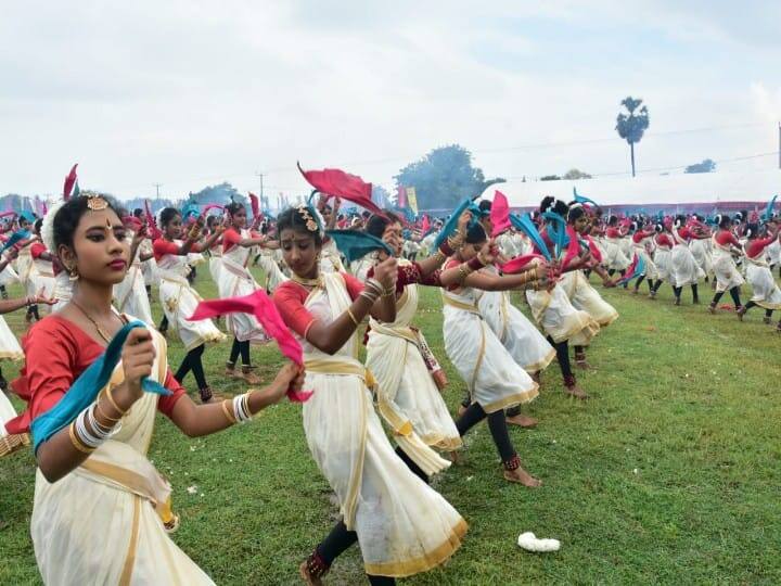 இந்த நடன நிகழ்ச்சியில் கிழக்கு மாகாணத்தைச் சேர்ந்த மாணவிகள் பங்கேற்று சிறப்பித்தனர்.