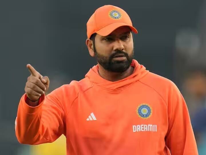 ਇਸ ਲਿਸਟ 'ਚ ਰੋਹਿਤ ਸ਼ਰਮਾ ਦਾ ਨਾਂ ਦੇਖ ਕੇ ਤੁਸੀਂ ਹੈਰਾਨ ਹੋ ਸਕਦੇ ਹੋ, ਪਰ ਅਜਿਹਾ ਜ਼ਰੂਰ ਹੋ ਸਕਦਾ ਹੈ। ਰੋਹਿਤ ਸ਼ਰਮਾ ਟੀ-20 'ਚ ਕੁਝ ਖਾਸ ਨਹੀਂ ਕਰ ਪਾ ਰਹੇ ਹਨ। ਅਜਿਹੇ 'ਚ ਟੀ-20 ਵਿਸ਼ਵ ਕੱਪ 2024 ਉਸ ਦੇ ਕਰੀਅਰ ਦਾ ਆਖਰੀ ਟੀ-20 ਅੰਤਰਰਾਸ਼ਟਰੀ ਟੂਰਨਾਮੈਂਟ ਹੋਵੇਗਾ। ਰੋਹਿਤ ਕਦੇ ਵੀ ਟੈਸਟ ਮੈਚਾਂ ਵਿੱਚ ਨਿਯਮਤ ਨਹੀਂ ਸਨ। ਉਸ ਦੇ ਟੈਸਟ ਦੇ ਅੰਕੜੇ ਬਹੁਤ ਚੰਗੇ ਨਹੀਂ ਹਨ। ਫਿਲਹਾਲ ਉਹ ਵਨਡੇ ਕ੍ਰਿਕਟ 'ਚ ਸ਼ਾਨਦਾਰ ਖਿਡਾਰੀ ਹੈ ਪਰ ਇਸ ਸਾਲ ਟੀਮ ਇੰਡੀਆ ਨੂੰ ਬਹੁਤ ਘੱਟ ਵਨਡੇ ਮੈਚ ਖੇਡਣੇ ਹਨ। ਅਜਿਹੇ 'ਚ ਸੰਭਵ ਹੈ ਕਿ ਰੋਹਿਤ ਇਸ ਸਾਲ ਆਖਰੀ ਵਾਰ ਅੰਤਰਰਾਸ਼ਟਰੀ ਕ੍ਰਿਕਟ 'ਚ ਨਜ਼ਰ ਆ ਸਕਦੇ ਹਨ। ਹਾਲਾਂਕਿ ਉਹ ਚੈਂਪੀਅਨਸ ਟਰਾਫੀ 2025 ਦੇ ਨਾਲ ਕ੍ਰਿਕਟ ਨੂੰ ਅਲਵਿਦਾ ਕਹਿਣਾ ਚਾਹੇਗਾ ਪਰ ਉਸ ਦੀ ਫਿਟਨੈੱਸ ਨੂੰ ਦੇਖਦੇ ਹੋਏ ਇਹ ਟੂਰਨਾਮੈਂਟ ਉਸ ਦੀ ਪਹੁੰਚ ਤੋਂ ਥੋੜ੍ਹਾ ਬਾਹਰ ਜਾਪਦਾ ਹੈ।