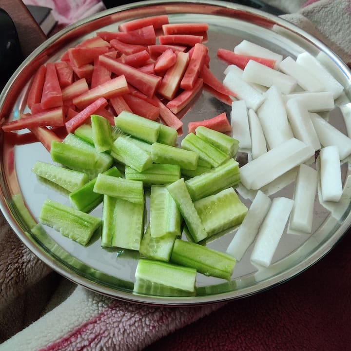 ব্লাড সুগার লেভেল যাদের অনেকটাই কম, তাঁরা মূলো এড়িয়ে চলুন। এতে হাইপোগ্লাসিমিয়ার সমস্যা হতে পারে।