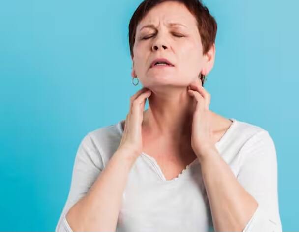 ਕਾਲੇ ਜੀਰੇ ਵਿੱਚ ਮੌਜੂਦ ਤੱਤ ਥਾਇਰਾਇਡ ਹਾਰਮੋਨ ਦੇ ਪੱਧਰ ਨੂੰ ਸੰਤੁਲਿਤ ਕਰਨ ਵਿੱਚ ਮਦਦ ਕਰਦੇ ਹਨ। ਇਕ ਅਧਿਐਨ ਮੁਤਾਬਕ 22 ਤੋਂ 50 ਸਾਲ ਦੀ ਉਮਰ ਦੇ ਲੋਕਾਂ ਨੇ 8 ਹਫਤਿਆਂ ਤੱਕ ਕਾਲੇ ਜੀਰੇ ਦਾ ਸੇਵਨ ਕੀਤਾ। ਇਸ ਨਾਲ ਉਸਦੇ ਥਾਇਰਾਇਡ ਹਾਰਮੋਨ ਦੇ ਪੱਧਰ ਵਿੱਚ ਸੁਧਾਰ ਹੋਇਆ।