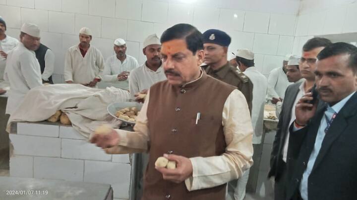 अब जब वे मुख्यमंत्री के साथ-साथ जेल मंत्री के चार्ज में है तब भी जेल का निरीक्षण कर रहे हैं. मुख्यमंत्री डॉ मोहन यादव ने यह भी कहा है कि जेल में निरीक्षण के दौरान जो समस्याएं जेल प्रशासन के कर्मचारियों और अधिकारियों की ओर से सामने लाई गई है, उन्हें भी जेल विभाग की बैठक के दौरान निपटाया जाएगा.