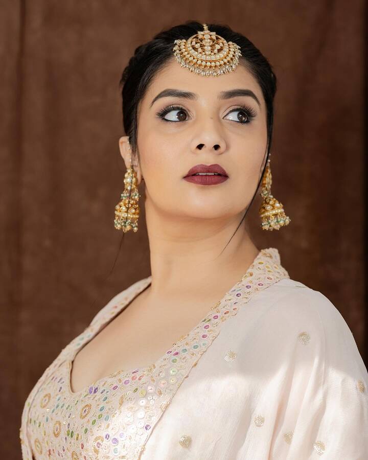 క్రీమ్ కలర్ డ్రెస్​లో సూపర్ స్టన్నింగ్ జ్యూవెలరీతో అదిరేలా ముస్తాబైంది శ్రీముఖి.