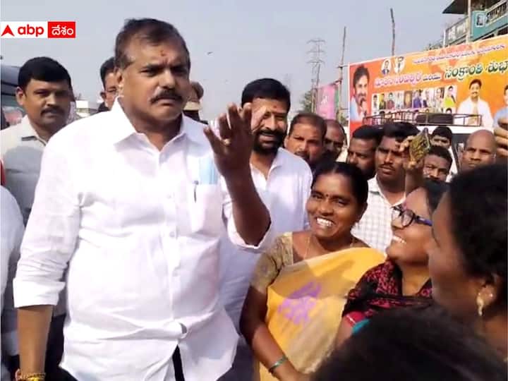 Anganwadi workers stop Minister Botsa Satyanarayana Vehicle Anganwadi Strike: మంత్రి బొత్సకు చేదు అనుభవం, కాన్వాయ్ అడ్డగించి నిలదీసిన అంగన్వాడీలు