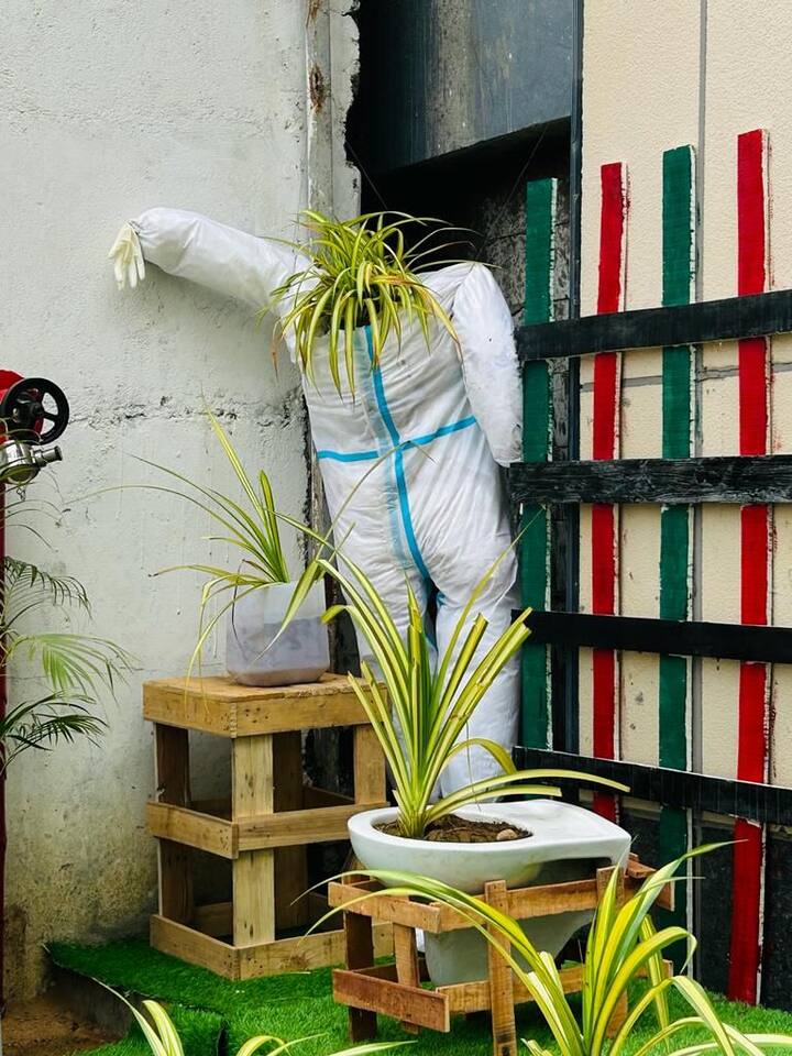 टाकाऊ प्लास्टिक बाटल्या, टायरचे तुकडे, सर्जिकल रसायनांचे डबे, पीपीई किट्स, तुटलेले वाॅश बेसिन, टाॅयलेट सीट्चा वापर करून त्यात त्यांनी सुंदर झाडे फुलवली.