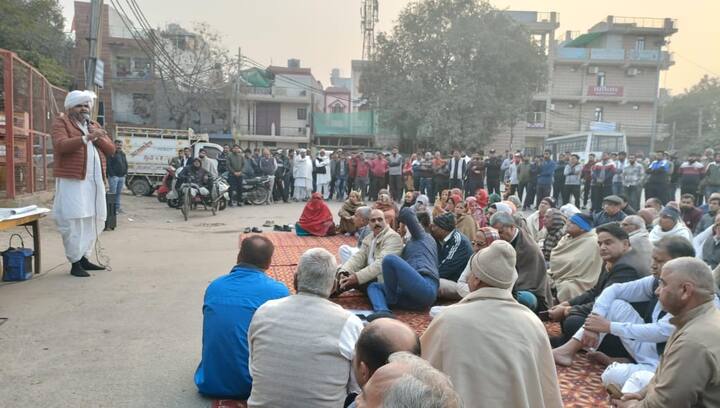 बता दें कि इस पंचायत में सत्य प्रकाश राणा, कर्नल देवेंद्र सहरावत, रविंद्र गोदारा भानु, प्रवीण राणा, रामनिवास पहलवान और जयप्रकाश समेत गांव के कई लोग मौजूद रहे, जिन्होंने पंचायत में किये गए निर्णय का एक मत से समर्थन किया.