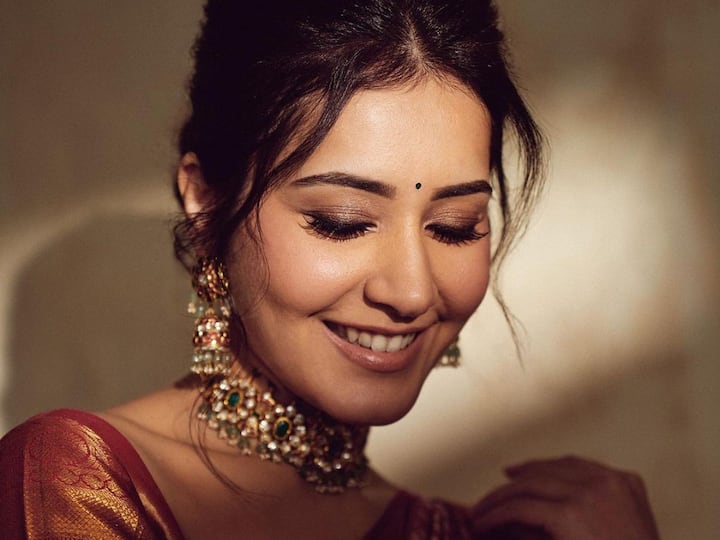 Rashi Khanna : రాశి ఖన్నా అందంగా ముస్తాబై చీర కట్టుకుని ఫోటోలకు ఫోజులిచ్చింది. వాటిని సోషల్ మీడియా వేదికగా షేర్ చేసింది.