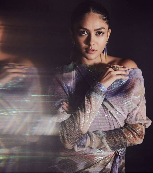 Mrunal accessorised with a pair of dangling earrings