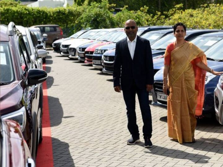 Chennai : 50 new cars distributed to IT employees IT Company Marathi news Chennai : बॉस असावा तर असा! आयटी कर्मचाऱ्यांना वाटल्या 50 नव्या गाड्या
