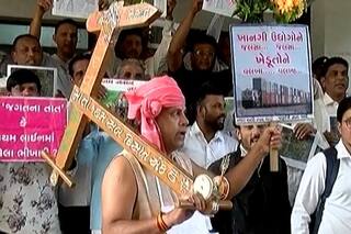 Surat: સુરત કલેક્ટર કચેરીએ રેલવે પ્રોજેક્ટના જમીન સંપાદનનો વિરોધ, ખેડૂતોએ કર્યો હલ્લાબોલ