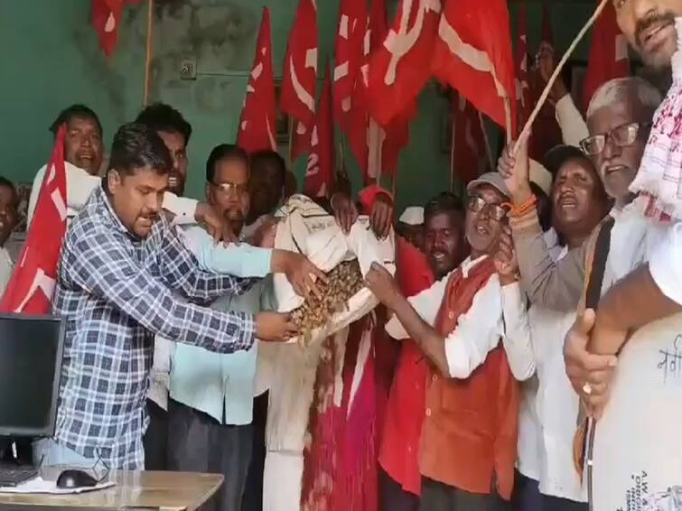 Farmers Protest in Rajur tribal office by tribal farmers for various demands Ahmednagar News Maharashtra Ahmednagar News Farmers Protest : किसान सभेचे हिरडा आंदोलन तीव्र ; राजूर येथील आदिवासी मंडळाच्या कार्यालयात घुसून हिरडे ओतले, मुक्काम सत्याग्रह तीव्र करणार