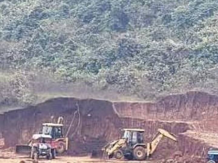 Ambikapur Illegal excavation of Murum going on in Luchki Ghat mountain Chhattisgarh News Ann Chhattisgarh News: अंबिकापुर में मुरुम का अवैध उत्खनन, 15 दिनों में पहाड़ का बड़ा हिस्सा बना समतल मैदान