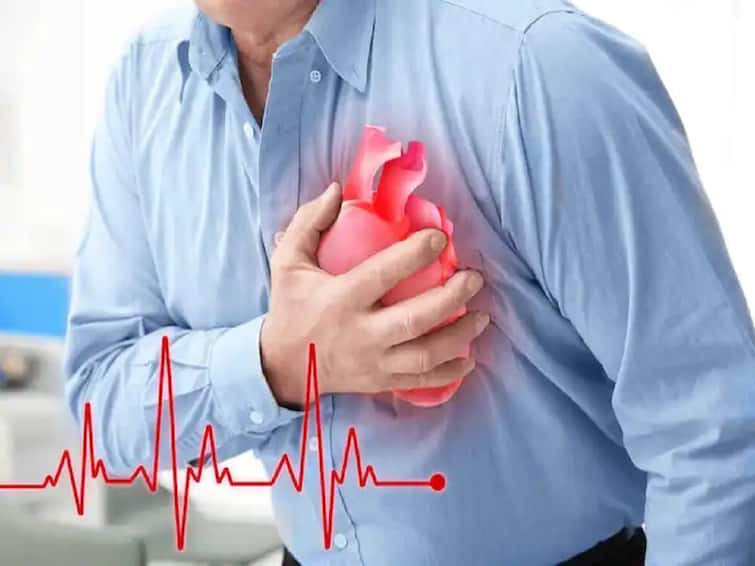 Heart Attack Symptoms on Hand diseases conditions these 3 symptoms indicates risk of heart attack in marathi News हाताला वेदना, बोटाला सूज; लक्षणं साधी, पण संकेत मोठे, हार्ट अटॅकचा धोका, काय कराल?