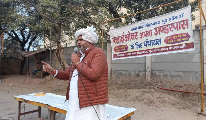 सुरेंद्र सोलंकी ने कहा कि कम से कम एक राज्यसभा सांसद दिल्ली देहात के 360 गांवों से जरूर होना चाहिए. इसलिए दिल्ली के मुख्यमंत्री राज्यसभा की अपनी तीनों सीटों के फैसले पर पुनर्विचार करके दिल्ली के 360 गांव के लोगों को उचित प्रतिनिधित्व दें.