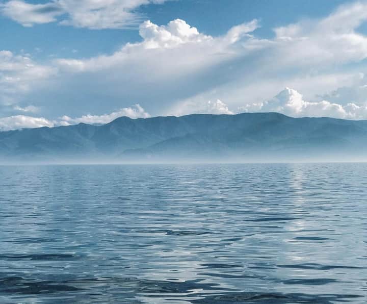 बैकाल झील दुनिया की सबसे पुरानी, गहरी और ताजा पानी की सबसे बड़ी झील है. इस झील में दुनिया का करीब 20 फीसदी साफ पानी है. यहां इन दिनों तापमान शून्य से भी नीचे पहुंच जाता है. इस झील की गहराई 1,700 मीटर यानी 1.7 किमी है.