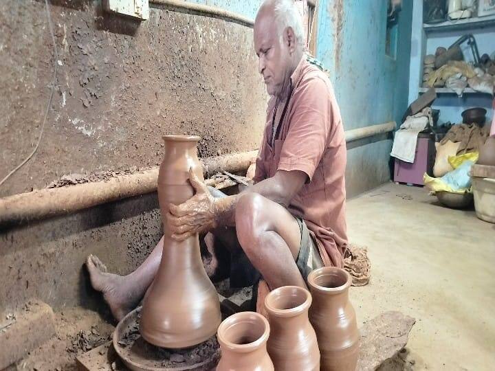 பொங்கல் பானை செய்வதற்கு முன்னோட்டமாக சிறிய ரக பானையை தயார் செய்யும் மண்பாண்ட கலைஞர்